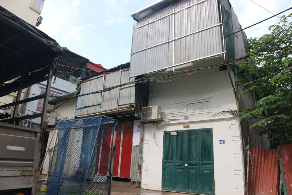 Ngôi nhà quây tôn vi phạm trật tự xây dựng đã được đưa vào sử dụng. (Ảnh: Mạnh Khánh/TTXVN)