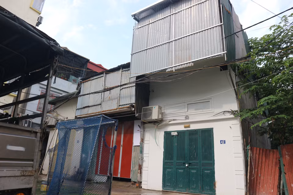 Ngôi nhà quây tôn vi phạm trật tự xây dựng đã được đưa vào sử dụng. (Ảnh: Mạnh Khánh/TTXVN)