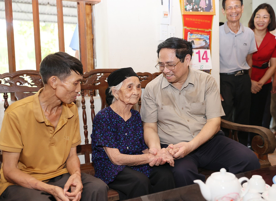 Thủ tướng Phạm Minh Chính đến thăm Mẹ Việt Nam Anh hùng Mông Thị Thi. (Ảnh: Dương Giang/TTXVN)