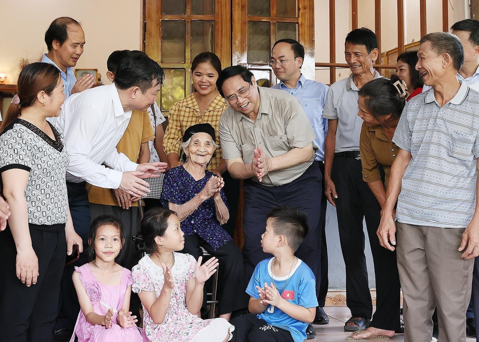 Thủ tướng Phạm Minh Chính đến thăm Mẹ Việt Nam Anh hùng Mông Thị Thi. (Ảnh: Dương Giang/TTXVN)