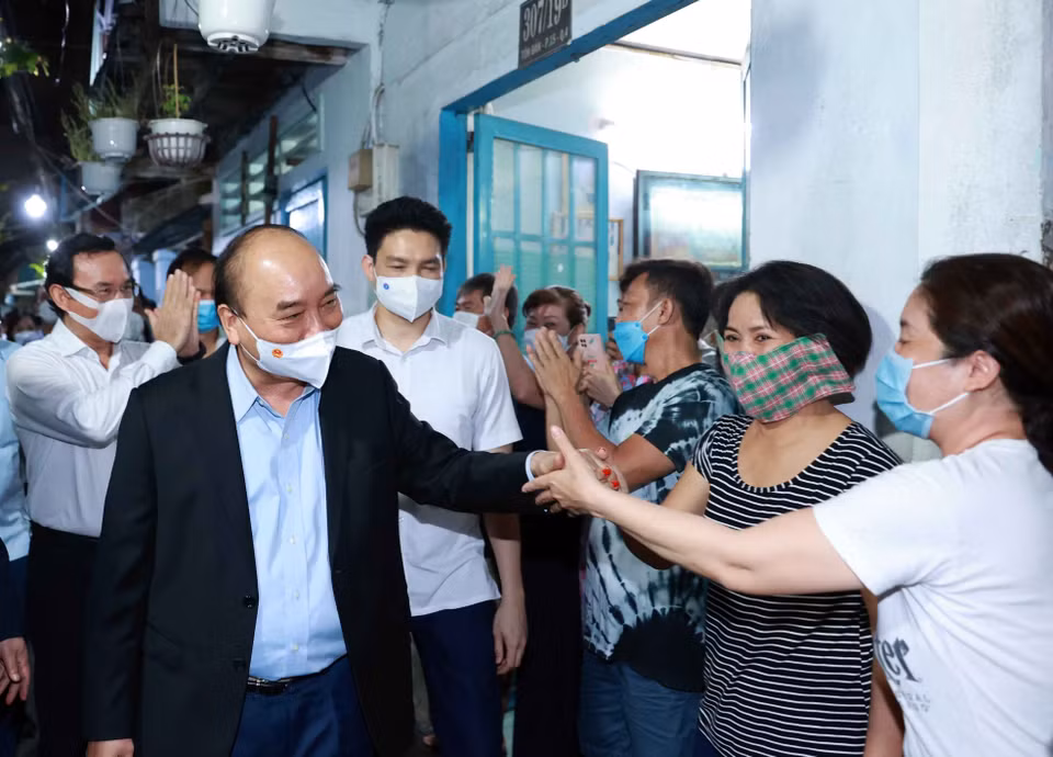 Chủ tịch nước Nguyễn Xuân Phúc với nhân dân phường 15, Quận 5, TP Hồ Chí Minh. (Ảnh: Thống Nhất/TTXVN)