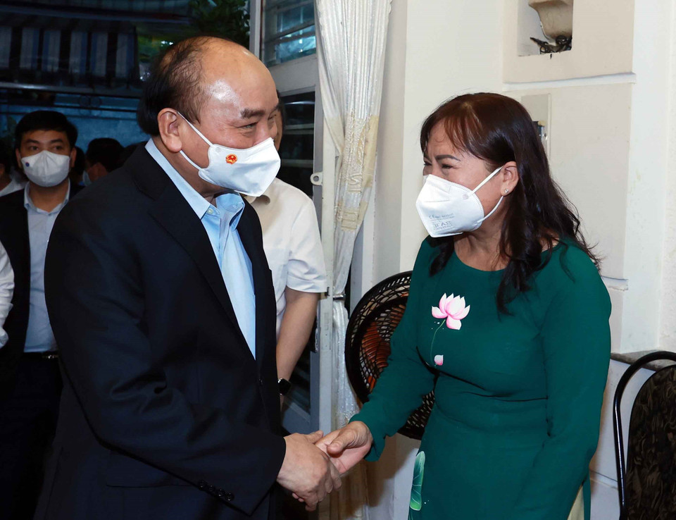 Chủ tịch nước Nguyễn Xuân Phúc thăm tặng quà cho thạc sỹ nhà giáo Triệu Thị Huệ, sinh năm 1965, tại phường 15, Quận 5, TP Hồ Chí Minh. Nhà giáo nguyên là Tổ trưởng Tổ Ngữ văn, Trường THPT chuyên Lê Hồng Phong. (Ảnh: Thống Nhất/TTXVN)