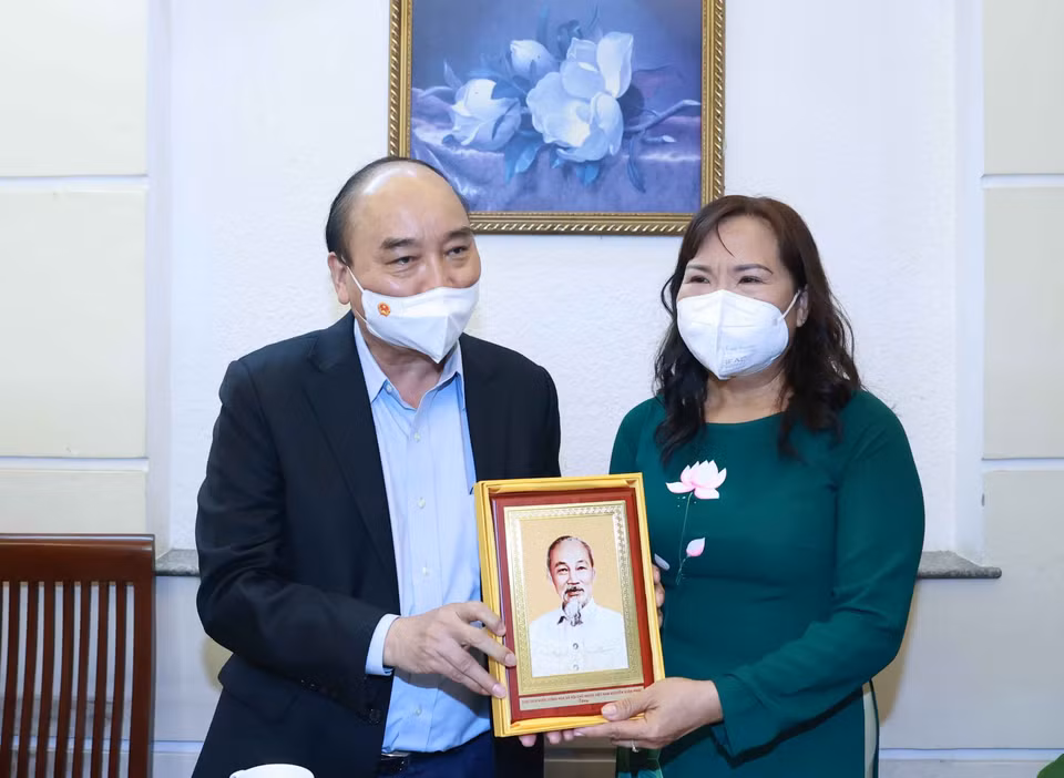 Chủ tịch nước Nguyễn Xuân Phúc thăm tặng quà cho thạc sỹ nhà giáo Triệu Thị Huệ, sinh năm 1965, tại phường 15, Quận 5, TP Hồ Chí Minh. Nhà giáo nguyên là Tổ trưởng Tổ Ngữ văn, Trường THPT chuyên Lê Hồng Phong. (Ảnh: Thống Nhất/TTXVN)