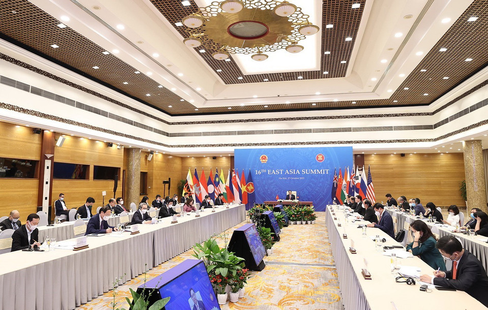 Thủ tướng Phạm Minh Chính và các thành viên đoàn Việt Nam tham dự Hội nghị cấp cao Đông Á lần thứ 16 tại điểm cầu Hà Nội. (Ảnh: Dương Giang/TTXVN)