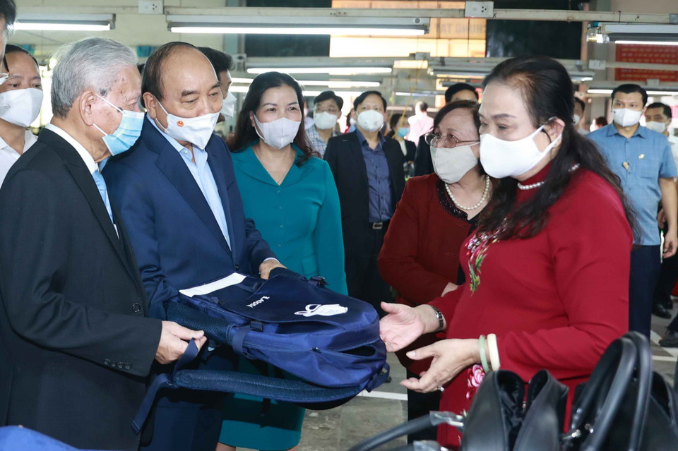 Chủ tịch nước Nguyễn Xuân Phúc thăm Công ty TNHH sản xuất dịch vụ thương mại sản phẩm da LADODA (xã Tân Quang, huyện Văn Lâm, tỉnh Hưng Yên), do ông Đinh Quang Bào, 83 tuổi là đại diện pháp luật. (Ảnh: Thống Nhất/TTXVN)