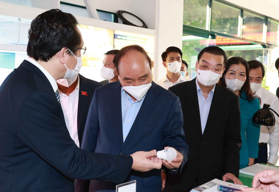 Chủ tịch nước Nguyễn Xuân Phúc thăm và làm việc tại Công ty Cổ phần Bóng đèn Phích nước Rạng Đông (phường Hạ Đình, quận Thanh Xuân, Hà Nội) do ông Nguyễn Đoàn Thăng, 78 tuổi làm Tổng giám đốc. (Ảnh: Thống Nhất/TTXVN)