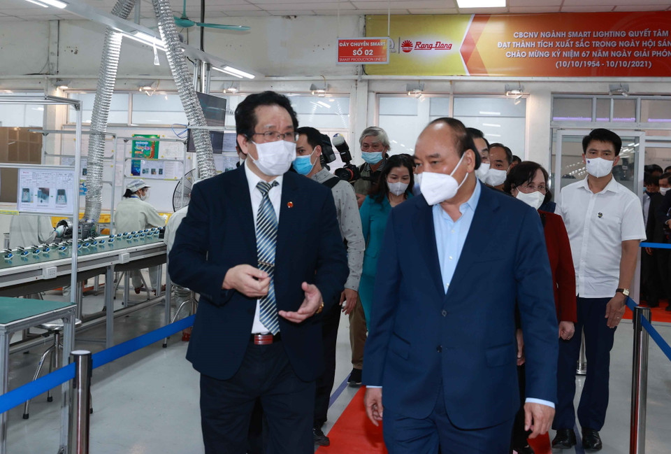 Chủ tịch nước Nguyễn Xuân Phúc thăm và làm việc tại Công ty Cổ phần Bóng đèn Phích nước Rạng Đông (phường Hạ Đình, quận Thanh Xuân, Hà Nội) do ông Nguyễn Đoàn Thăng, 78 tuổi làm Tổng giám đốc. (Ảnh: Thống Nhất/TTXVN)