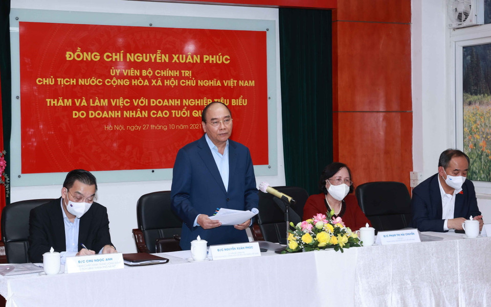 Chủ tịch nước Nguyễn Xuân Phúc làm việc với lãnh đạo thành phố Hà Nội và các cá nhân điển hình tiên tiến là người cao tuổi làm quản lý doanh nghiệp. (Ảnh: Thống Nhất/TTXVN)