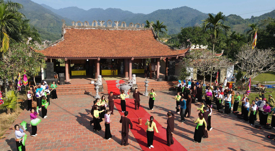 Người dân tham gia diễn tấu cồng chiêng trước sân Đình Khoang. (Ảnh: Trung Kiên/TTXVN)