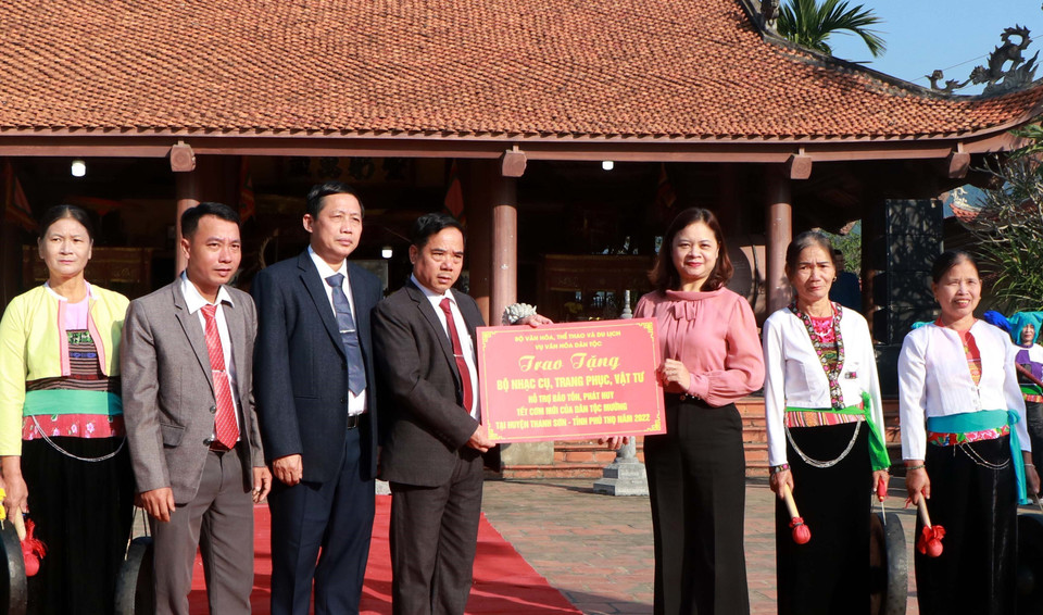 Bà Nguyễn Thị Hải Nhung (thứ 3 từ phải qua), Vụ trưởng Vụ Văn hóa dân tộc-Bộ Văn hóa, Thể thao và Du lịch tặng xã Hương Cần bộ nhạc cụ, trang phục, vật tư hỗ trợ công tác bảo tồn giá trị văn hóa đặc sắc Tết cơm mới của dân tộc Mường. (Ảnh: Trung Kiên/TTXVN)