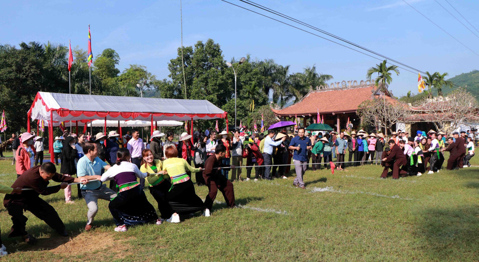 Người dân thi kéo co tại lễ Tết cơm mới. (Ảnh: Trung Kiên/TTXVN)