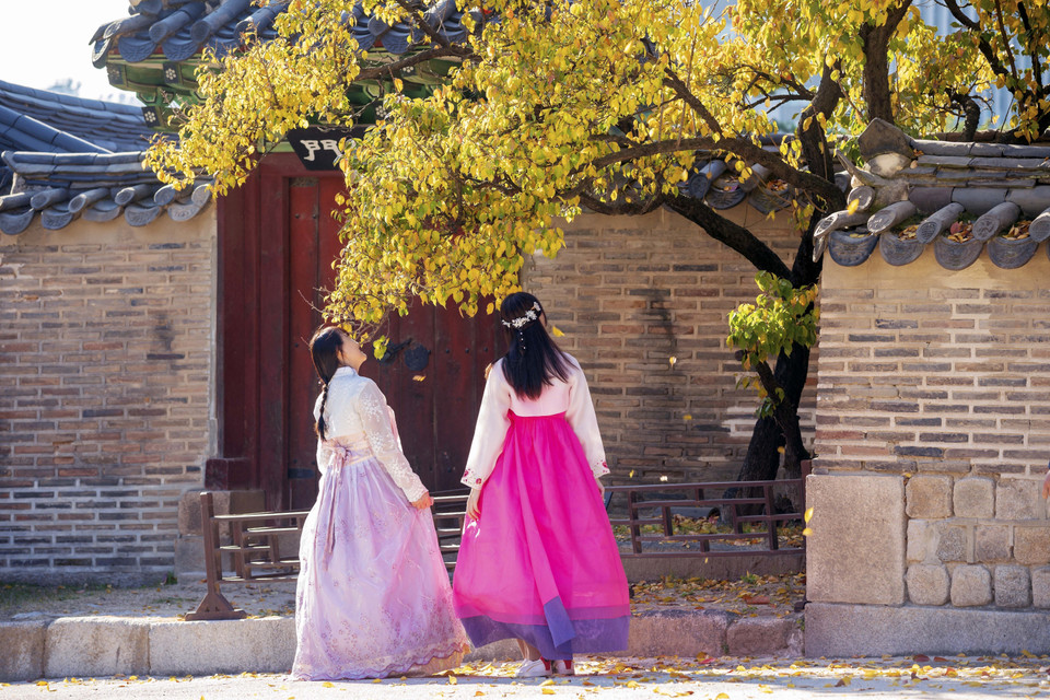 Du khách tham quan Cung điện Changdeokgung, Cung lớn thứ 2 ở Thủ đô Seoul. (Ảnh: Anh Nguyên/TTXVN)