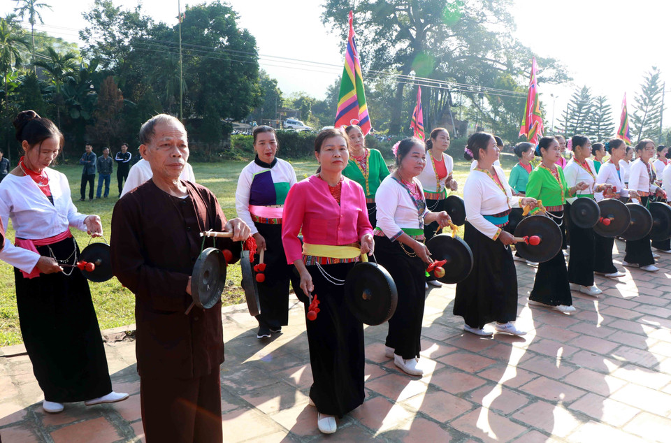 Người dân tham gia diễn tấu cồng chiêng trước sân Đình Khoang, xã Hương Cần, huyện Thanh Sơn, tỉnh Phú Thọ. (Ảnh: Trung Kiên/TTXVN)