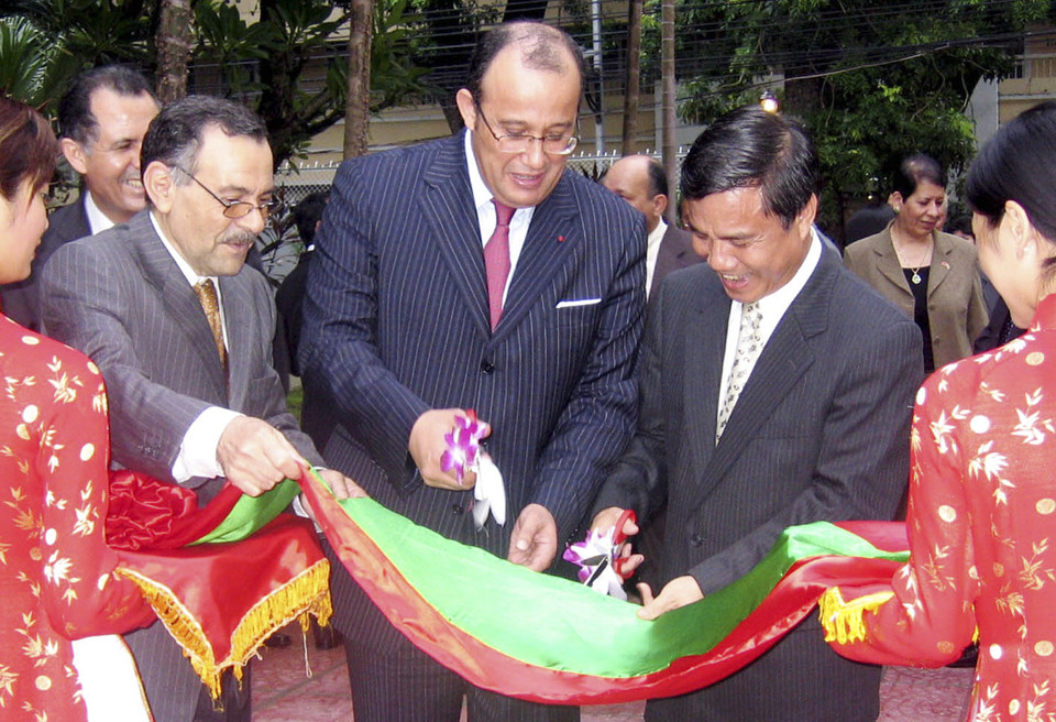 Thứ trưởng Bộ Ngoại giao Vũ Dũng và Bộ trưởng đặc trách Bộ Ngoại giao và Hợp tác Maroc, Đặc phái viên của Nhà Vua Maroc Taib Fassi Fihri cắt băng khai trương Đại sứ quán Vương quốc Maroc tại Hà Nội, ngày 7/8/2006. (Ảnh: Tùng Lâm/TTXVN)