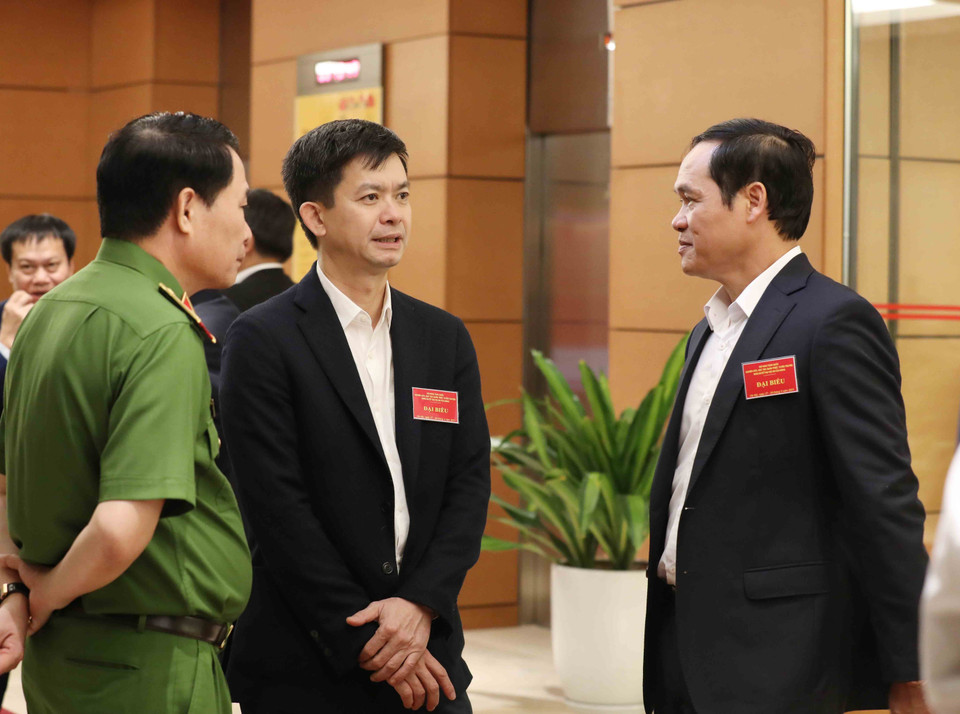 Các đại biểu dự hội nghị tại điểm cầu chính ở Phòng họp Diên Hồng, Nhà Quốc hội (Hà Nội) trao đổi, thảo luận trong giờ nghỉ giải lao. (Ảnh: Phương Hoa/TTXVN)