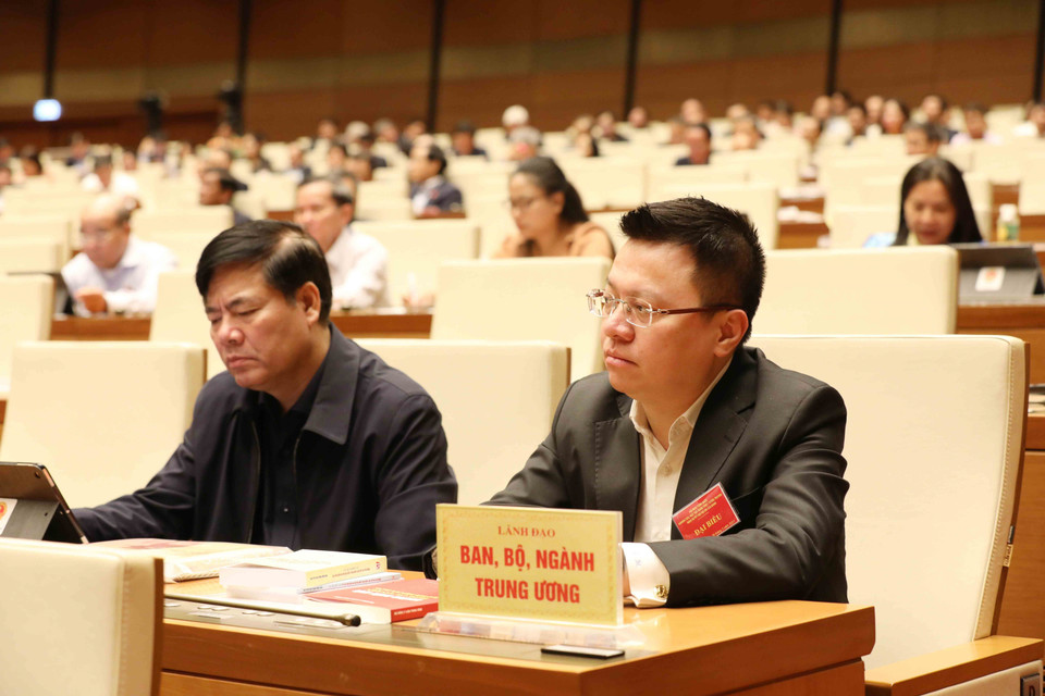 Ông Lê Quốc Minh (bên phải), Ủy viên Trung ương Đảng, Bí thư Đảng ủy, Phó Tổng Giám đốc Thông tấn xã Việt Nam dự hội nghị tại điểm cầu chính - Phòng họp Diên Hồng, Nhà Quốc hội (Hà Nội). (Ảnh: Phương Hoa/TTXVN)