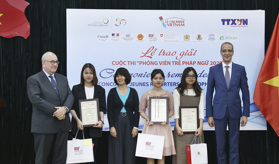 Đại sứ Maroc Jamale Chouaibi (ngoài cùng, bên phải) trao Giải thưởng của Đại sứ quán Maroc trong cuộc thi Phóng viên trẻ Pháp ngữ 2020, do Báo Le Courrier du Vietnam (Thông tấn xã Việt Nam) và Tổ chức Quốc tế Pháp ngữ (OIF) đồng tổ chức, ngày 13/11/2020, tại Hà Nội. (Ảnh: Trường Trần/TTXVN)