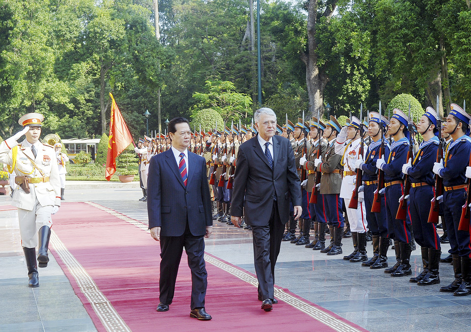 Thủ tướng Nguyễn Tấn Dũng chủ trì lễ đón Thủ tướng Maroc Abbas El Fassi thăm chính thức Việt Nam (Hà Nội, 24/11/2008). (Ảnh: Đức Tám/TTXVN)