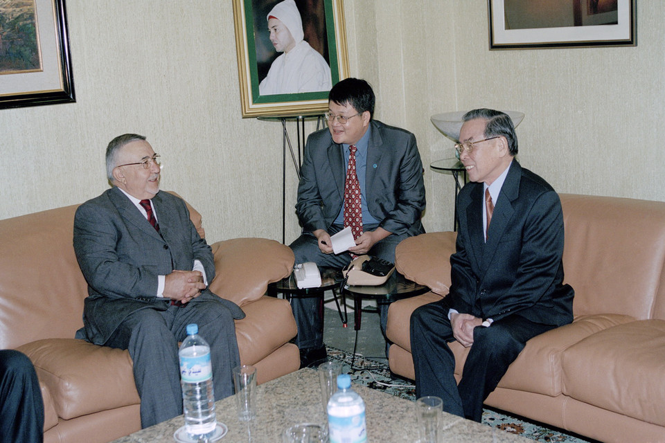 Chủ tịch Hạ viện Abdelwahed Radi hội kiến Thủ tướng Phan Văn Khải thăm chính thức Maroc (Rabat, 19/11/2004). (Ảnh: Thế Thuần/TTXVN)