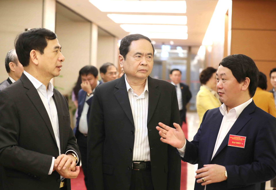 Các đại biểu dự hội nghị tại điểm cầu chính ở Phòng họp Diên Hồng, Nhà Quốc hội (Hà Nội) trao đổi, thảo luận trong giờ nghỉ giải lao. (Ảnh: Phương Hoa/TTXVN)