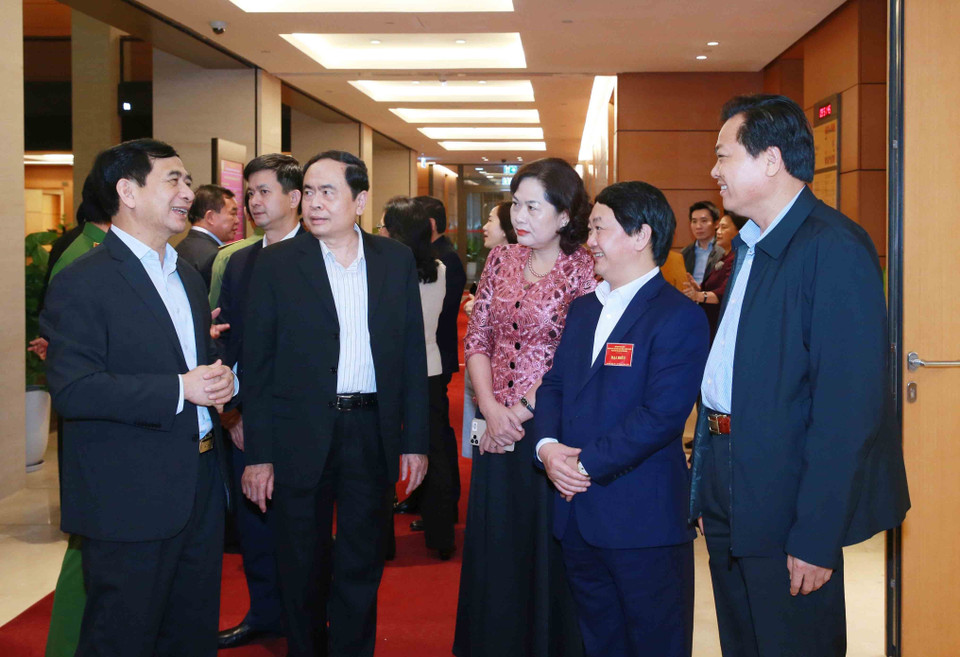 Các đại biểu dự hội nghị tại điểm cầu chính ở Phòng họp Diên Hồng, Nhà Quốc hội (Hà Nội) trao đổi, thảo luận trong giờ nghỉ giải lao. (Ảnh: Phương Hoa/TTXVN)