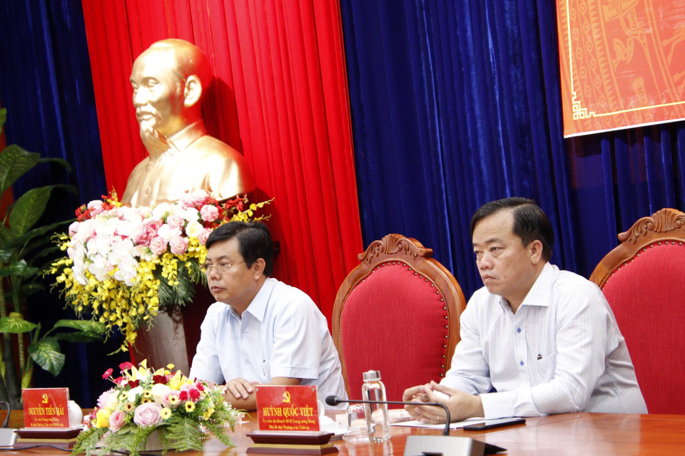 Lãnh đạo tỉnh Cà Mau dự Hội nghị trực tuyến tại điểm cầu trụ sở Tỉnh uỷ Cà Mau. (Ảnh: Kim Há/TTXVN)