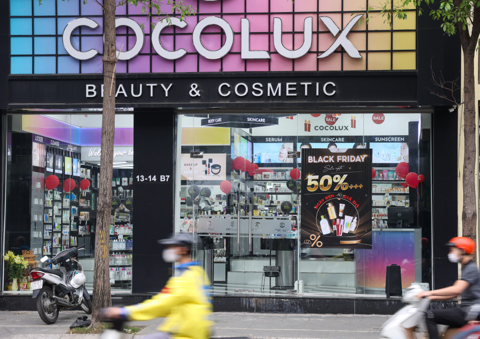 Một cửa hàng mỹ phẩm giảm giá tới 50%. (Ảnh: Minh Hiếu/Vietnam+)