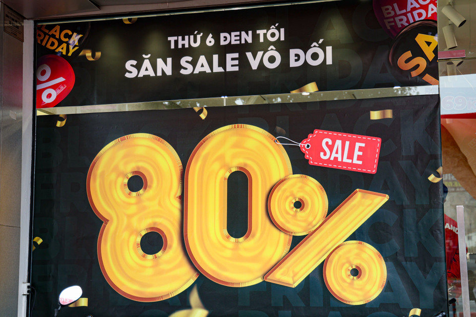 Một cửa hàng treo biển giảm giá 'khủng' tới 80% giá trị sản phẩm. (Ảnh: Minh Hiếu/Vietnam+)