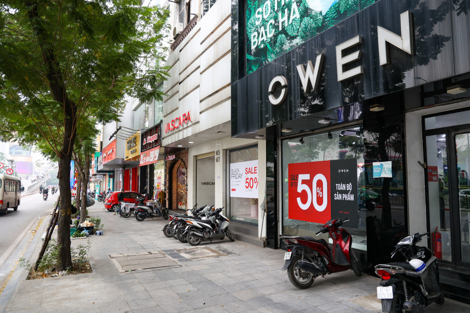 Bên cạnh các trung tâm thương mại, các tuyến phố tập trung kinh doanh các sản phẩm thời trang, cộng nghệ, đồ gia dụng... như Phạm Ngọc Thạch, Chùa Bộc, Thái Hà, Cầu Giấy... cũng đang rực đỏ bởi các tấm pano, biển hiệu giảm giá nhân dịp Black Friday. (Ảnh: Minh Hiếu/Vietnam+)