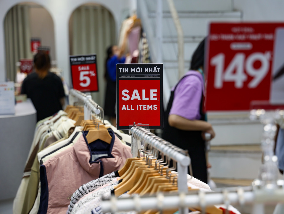 Các hãng thời trang đồng loạt giảm giá sâu trong dịp này, tuy nhiên sức mua vẫn khá "èo uột". (Ảnh: Minh Hiếu/Vietnam+)