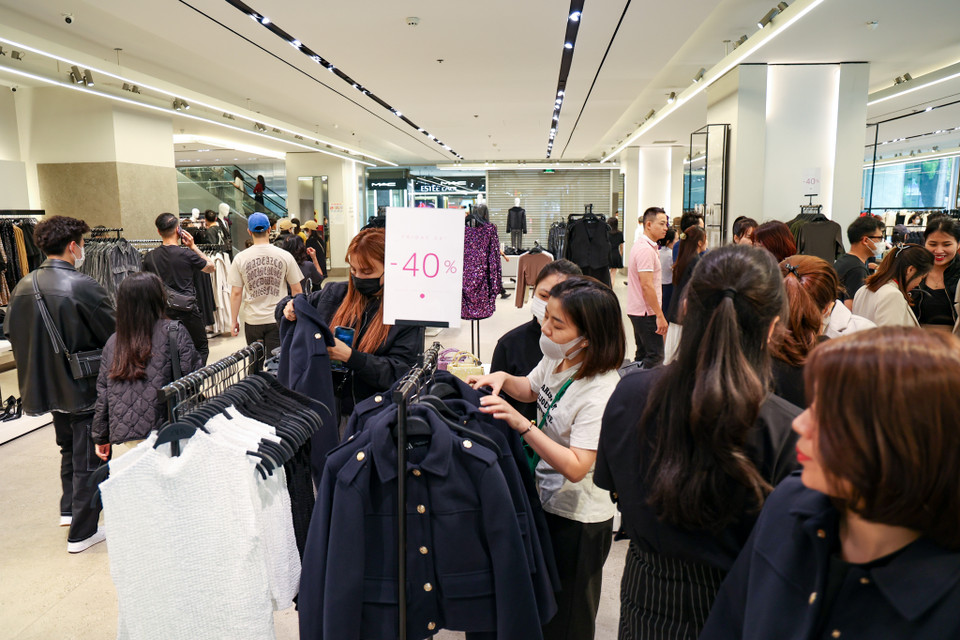 Theo ghi nhận, từ thời điểm 9 giờ 45 sáng, không khí mua sắm Black Friday ở các trung tâm thương mại đã vô cùng nhộn nhịp. (Ảnh: Minh Hiếu/Vietnam+)