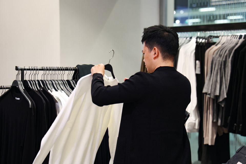 Anh Tống Minh Đông (Hà Nội) cho hay tranh thủ dịp Black Friday anh cùng bạn đến mua đồ chung tại hãng thời trang Zara khi đang sale tới 40%. 'Không phải khi nào hãng này mới giảm giá lớn như vậy nên tôi cùng bạn bè tranh thủ thời gian đi mua,' Anh Đông cho hay. (Ảnh: Minh Hiếu/Vietnam+)