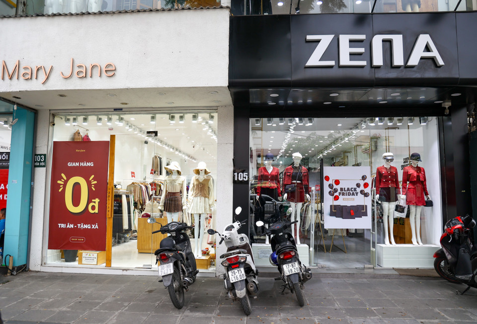 Tuy nhiên, trái ngược với không khí sôi động ở các trung tâm thương mại thì tại các tuyến phố này, sức mua khá trầm lắng dù thời gian đang đổ về gần trưa. (Ảnh: Minh Hiếu/Vietnam+)