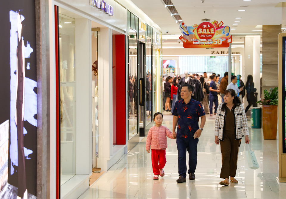 Đại diện một số cửa hàng tại đây cho biết lượng khách mua hôm nay đã tăng cao so với thường ngày, và nhận định rằng chiều tối sẽ tăng thêm vì đây mới là thời điểm vàng của Black Friday. (Ảnh: Minh Hiếu/Vietnam+)
