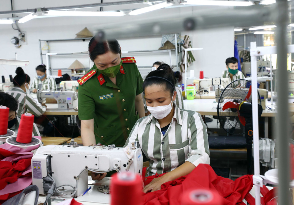 Mỗi phạm nhân tại trại giam Ninh Khánh đều được hướng nghiệp dạy nghề trong thời gian chấp hành án. Chỉ những phạm nhân cải tạo khá tốt và đủ điều kiện tiêu chuẩn theo Quyết định về Đặc xá của Chủ tịch nước mới được xét đề nghị đặc xá. (Ảnh: Phạm Kiên/TTXVN)