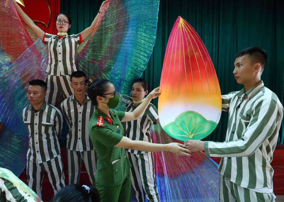 Cán bộ trại giam Ninh Khánh hướng dẫn các phạm nhân chuẩn bị các tiết mục văn nghệ cho ngày Công bố Quyết định đặc xá 2022 và tha người có quyết định được đặc xá. (Ảnh: Phạm Kiên/TTXVN)