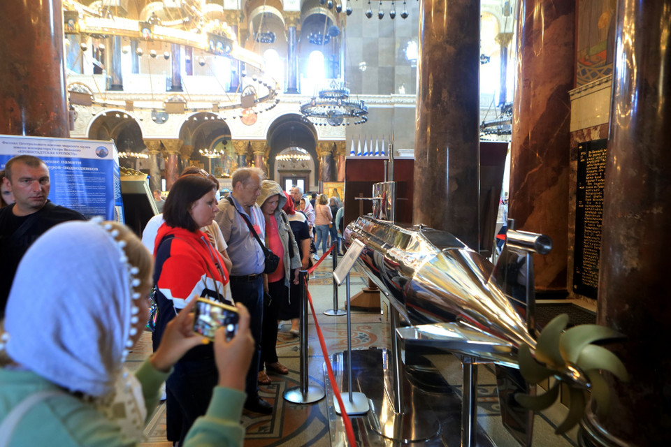 Mẫu tàu ngầm đa năng lớp Lada hiện đại nhất của hải quân Nga được trưng bày tại cửa của Nhà thờ Hải quân Nga. (Ảnh: Trần Hiếu/TTXVN)