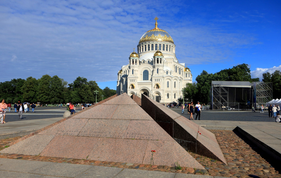 Nhà thờ chính tòa Hải quân Nga có chiều dài 83,2 mét, chiều rộng 64 mét, chiều cao 70,6 mét và đường kính vòm ngoài là 26,7 mét, là một trong những nhà thờ nổi tiếng nhất của St. Petersburg. 