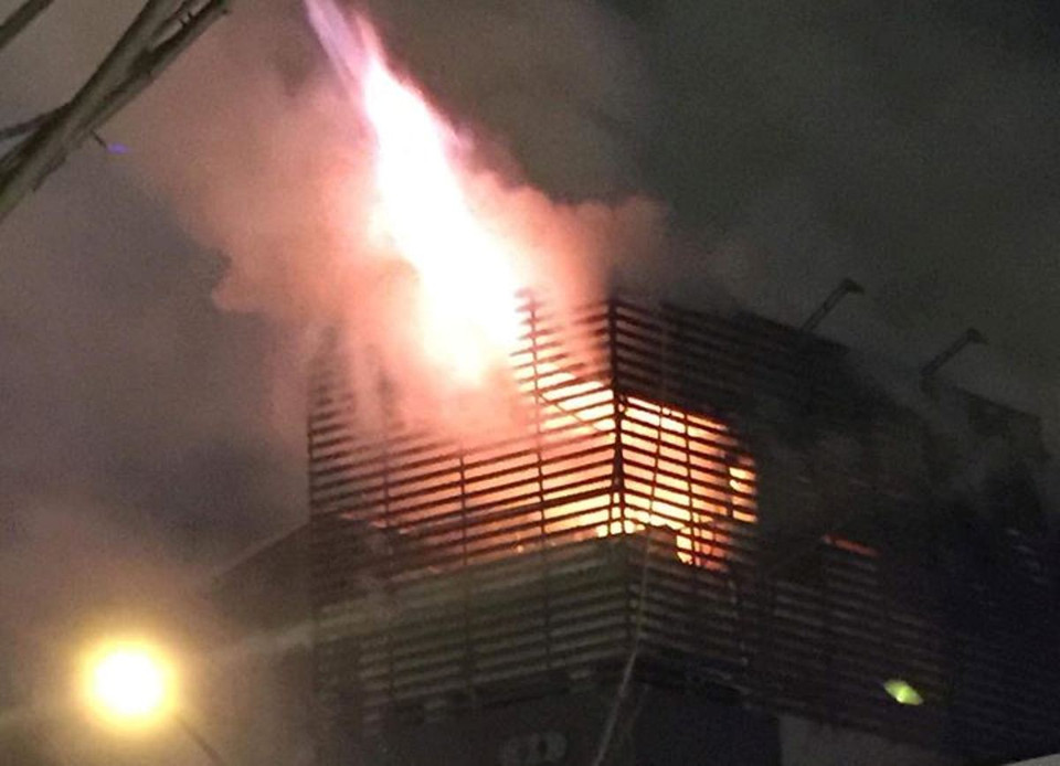 Hiện trường vụ cháy tại cửa hàng rèm ở số 136 Trần Duy Hưng, Cầu Giấy, Hà Nội. (Ảnh: PV/Vietnam+)