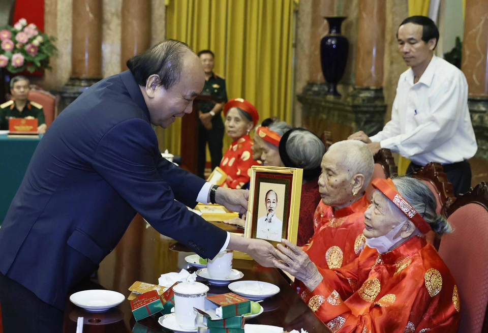 Chủ tịch nước Nguyễn Xuân Phúc tặng phẩm lưu niệm cho các đại biểu. (Ảnh: Thống Nhất/TTXVN)