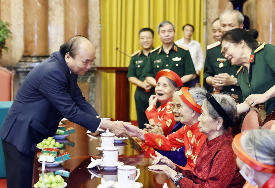 Chủ tịch nước Nguyễn Xuân Phúc tặng phẩm lưu niệm cho các đại biểu. (Ảnh: Thống Nhất/TTXVN)