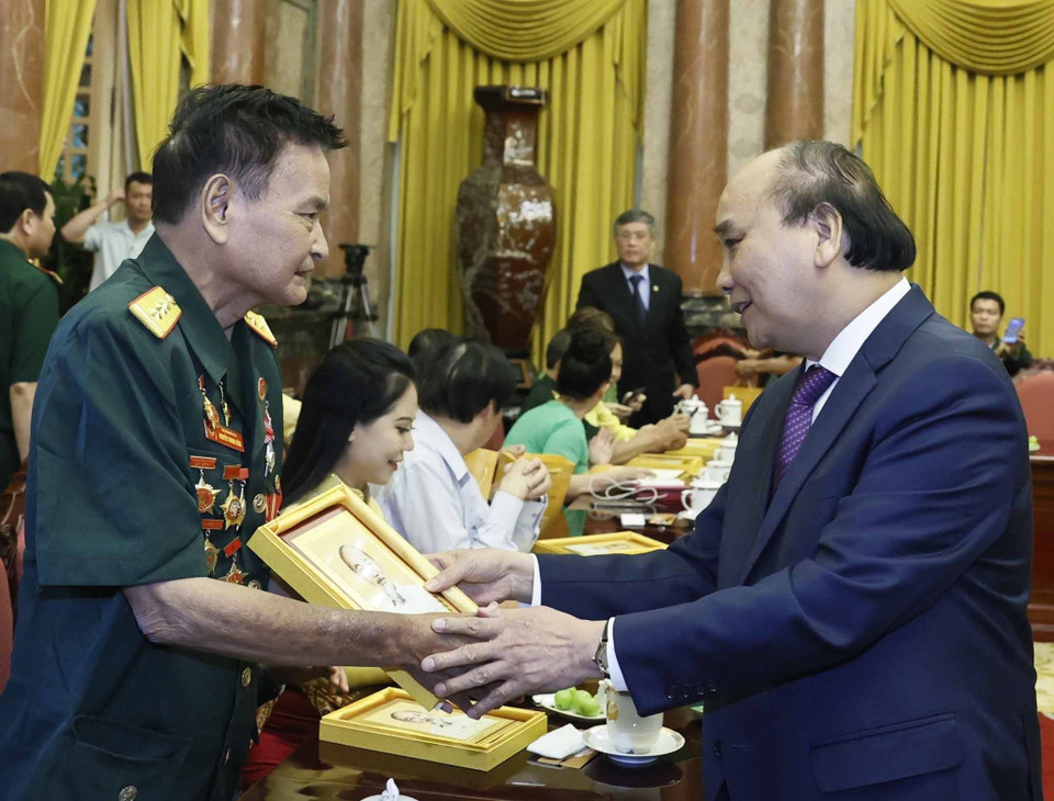 Chủ tịch nước Nguyễn Xuân Phúc tặng phẩm lưu niệm cho các đại biểu. (Ảnh: Thống Nhất/TTXVN)