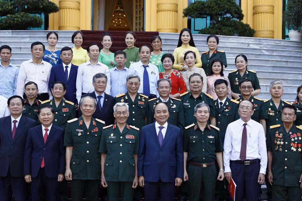 Chủ tịch nước Nguyễn Xuân Phúc chụp ảnh lưu niệm với các đại biểu. (Ảnh: Thống Nhất/TTXVN)