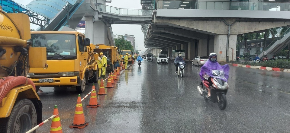 Từ đêm 21 đến ngày 24/5 trên địa bàn thành phố Hà Nội liên tục xảy ra mưa vừa, mưa to, đã làm hơn 4.050 ha lúa, hoa màu bị ngập; trong đó có 3 ha lúa bị ngập trắng, 3.008 ha lúa bị ngập một nửa thân cây, 1.039 ha rau màu ngập nước. (Ảnh: Phương Anh/TTXVN)