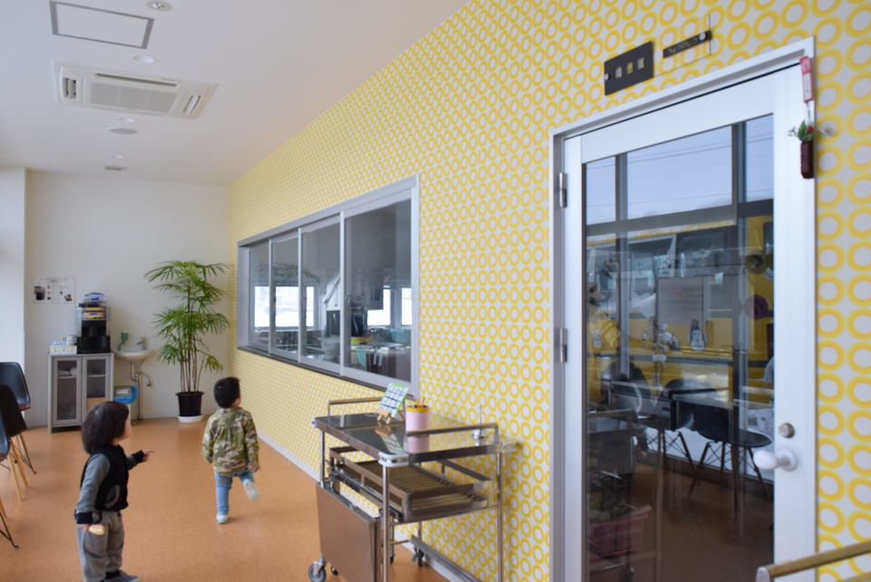 Khu vực chuẩn bị bữa ăn cho các bé hoàn toàn được cách ly. (Ảnh: Nguyễn Tuyến-Gia Quân/Vietnam+)