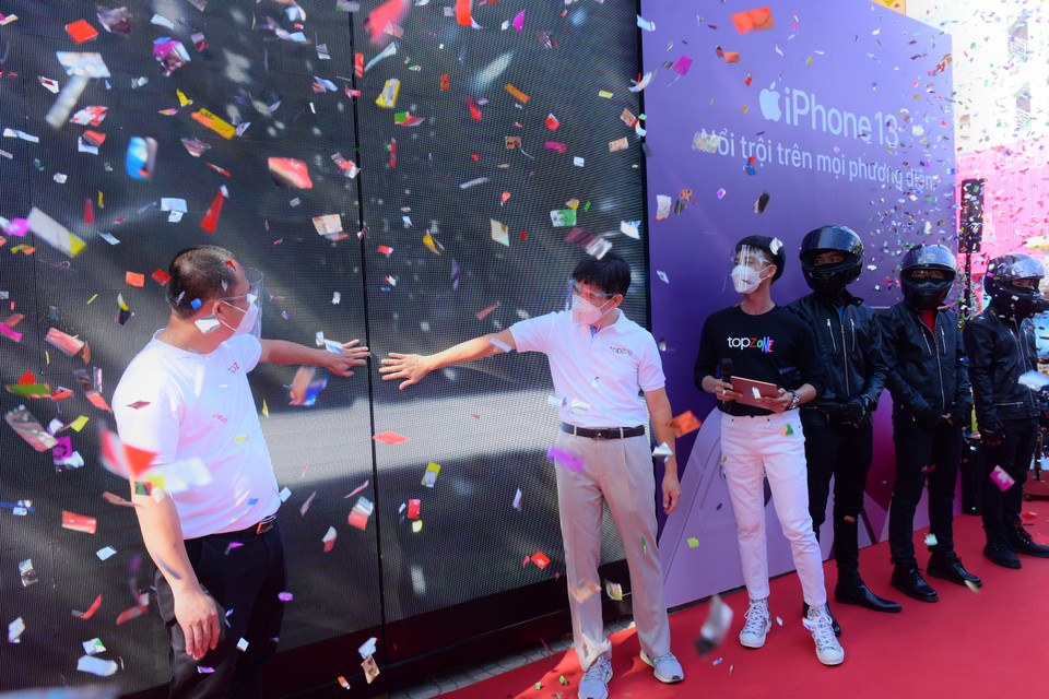 Đây cũng là ngày mà các sản phẩm iPhone 13 series mở bán tại Việt Nam. Vì vậy khách đặt trước iPhone 13 đến TopZone sẽ được trải nghiệm các phiên bản mới nhất của 'táo khuyết.'