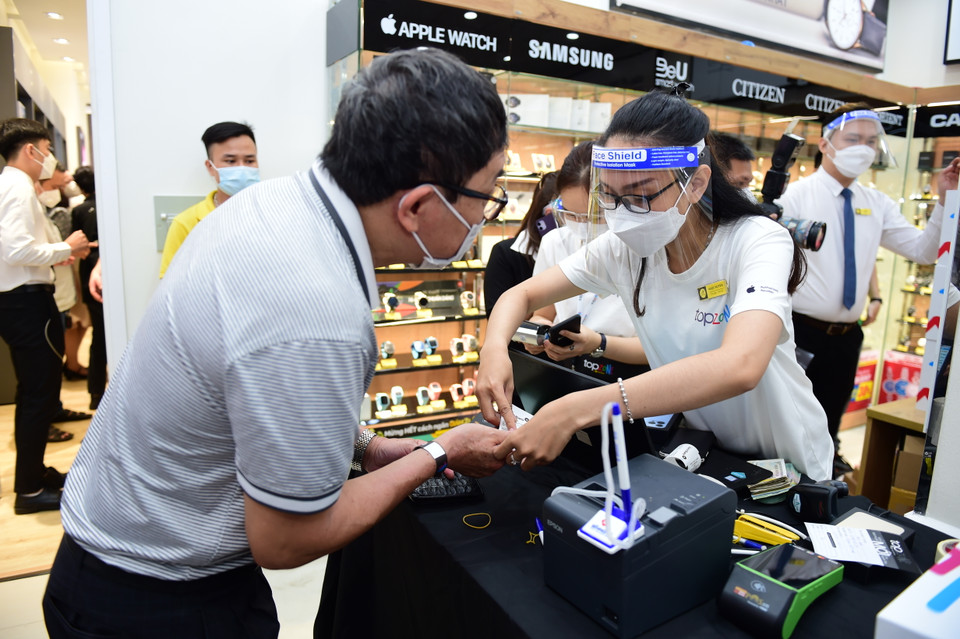 TopZone được thiết kế theo hình thức Mono brand (cửa hàng chuyên biệt chỉ bày bán các sản phẩm của Apple) với hai phiên bản là AAR (Apple Authorized Reseller) có diện tích nhỏ gọn khoảng 100-120m2 và APR (Apple Premium Reseller) bậc cao hơn có diện tích lớn hơn 180-220m2.