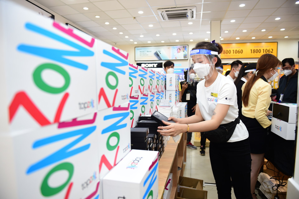 Địa chỉ 4 cửa hàng TopZone: Tại TP.HCM: 191 Điện Biên Phủ, phường 6, Quận 3; 670 Âu Cơ ,phường 10, Quận Tân Bình. Tại Hà Nội: 291 Nguyễn Văn Cừ, phường Ngọc Lâm, quận Long Biên và 238 Nguyễn Trãi, phường Trung Văn, quận Nam Từ Liêm.