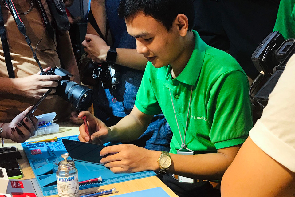 Tiến hành 'mổ bụng' các sản phẩm mới nhất của Apple.