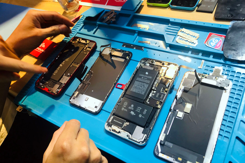 Thiết kế bên trong của iPhone XR bên trái và XS MAX bên phải.